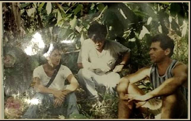 Arquivo do CTA: estagiários com o agricultor Manoel Miguel, sócio, na agrofloresta dele