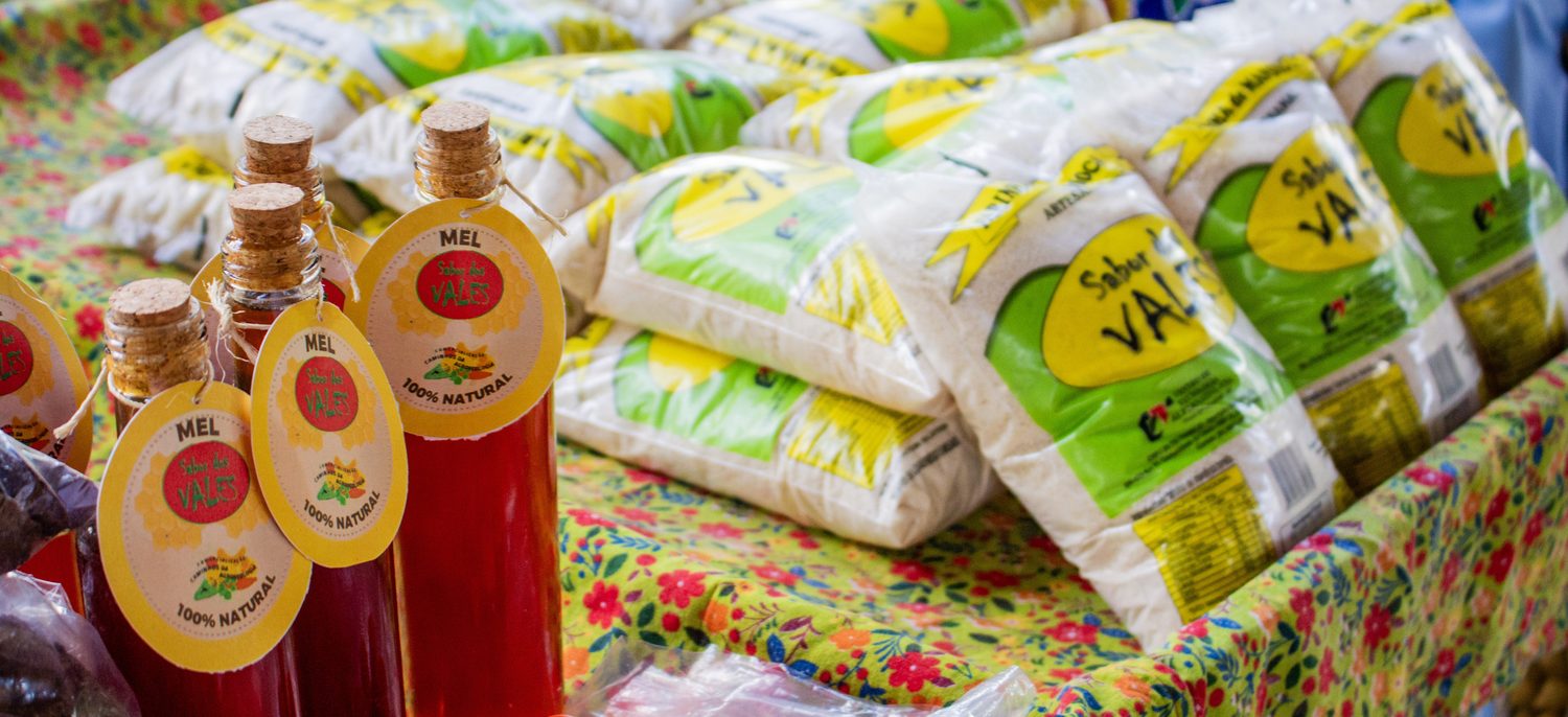 Mel e produtos Sabor dos Vales em banca de feira