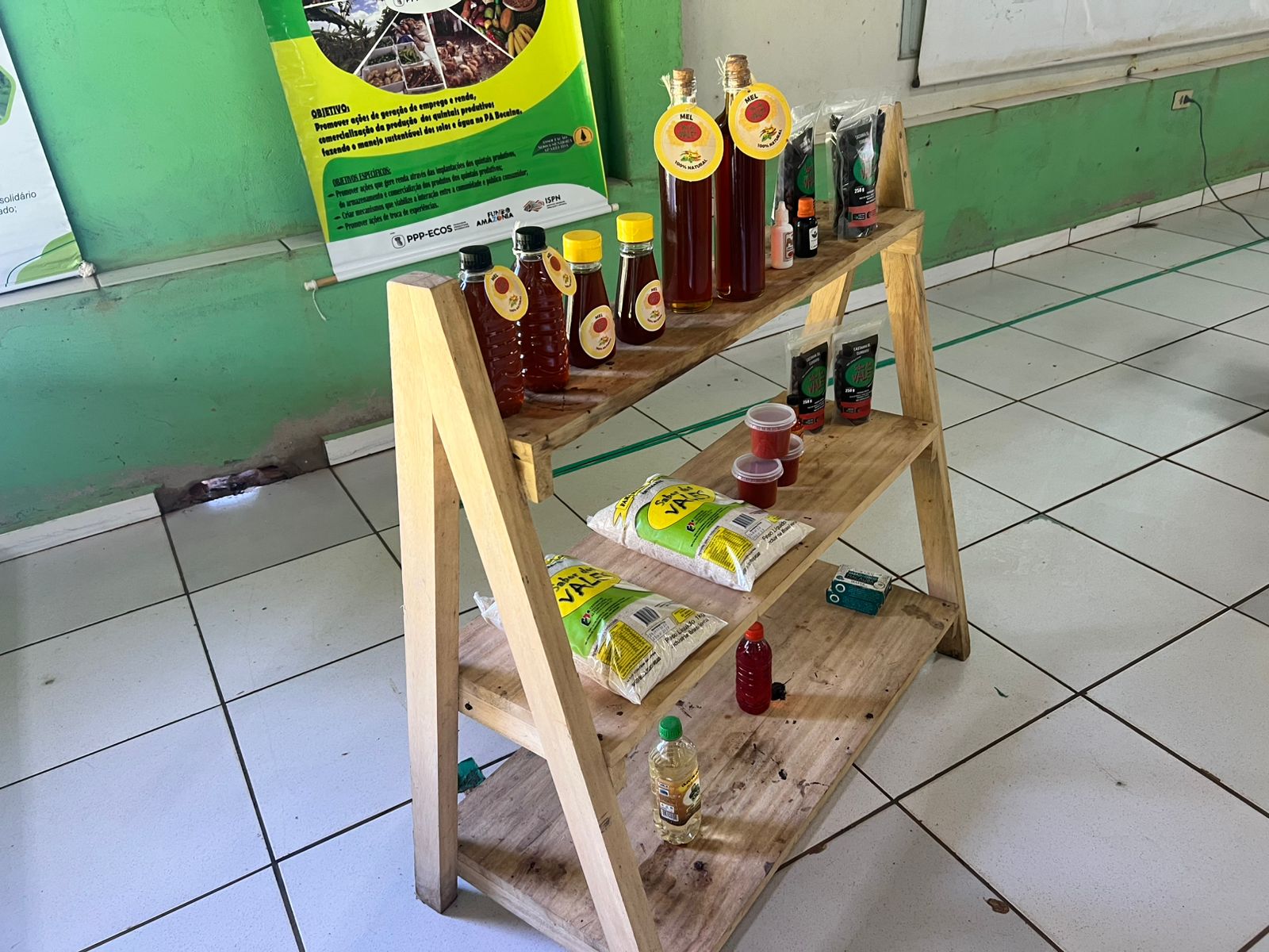 Detalhe da exposição de produtos Sabor do Vale, com mel e derivados produzidos por agricultores familiares da Coopervales