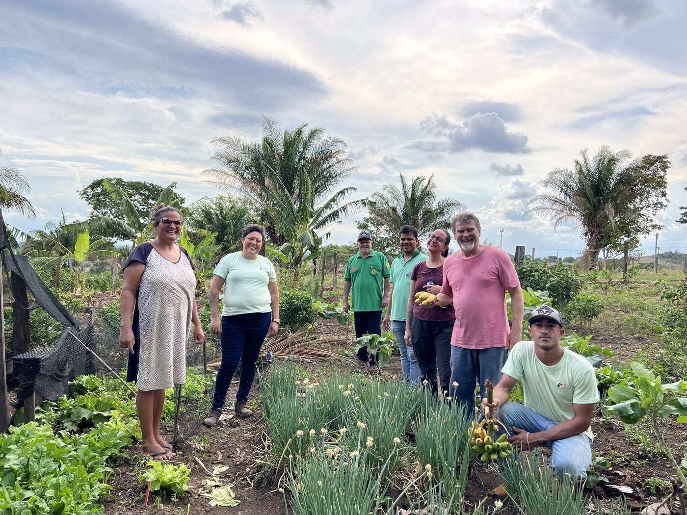 Agricultores familiares reunidos em horta comunitária acompanhada pelo CTA