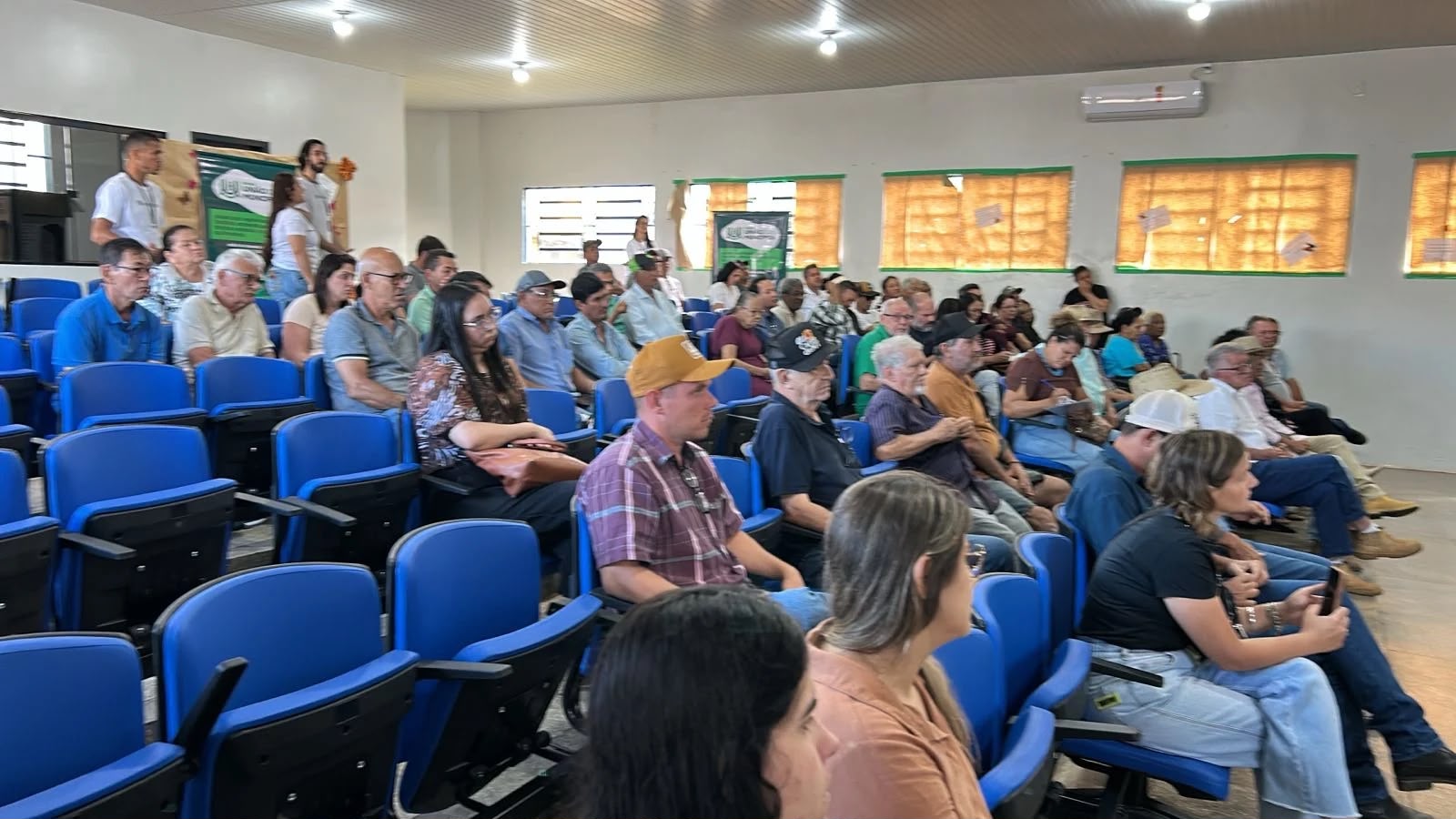 Equipe e autoridades durante a abertura do evento de ATER Fundiária e Ambiental em Comodoro