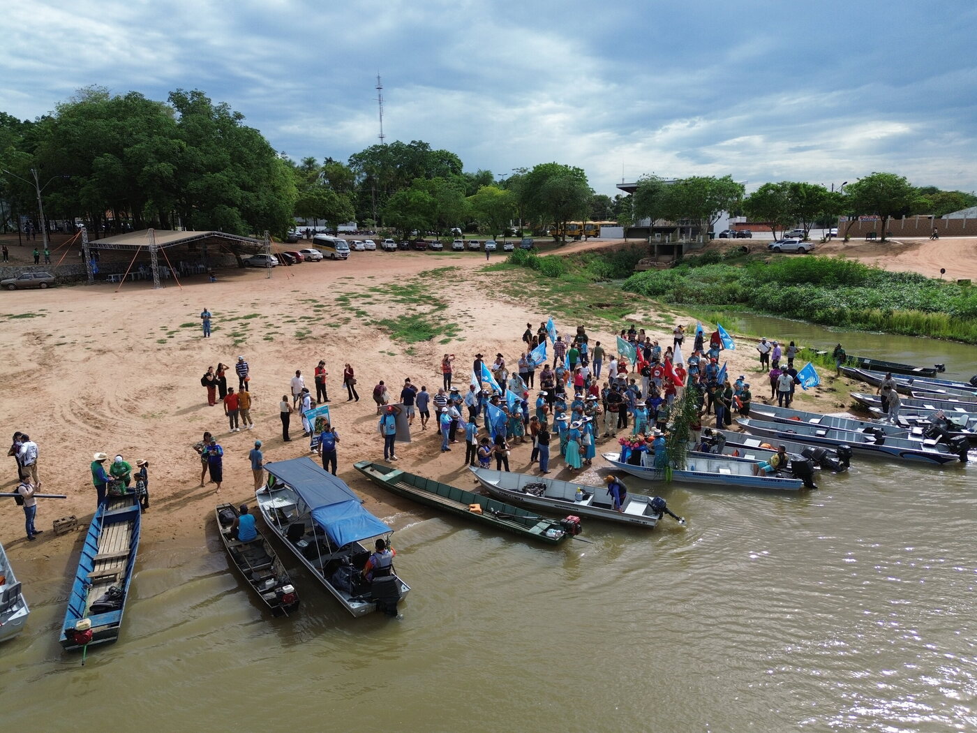 Comunidade ribeirinha reunida às margens do rio no Pantanal