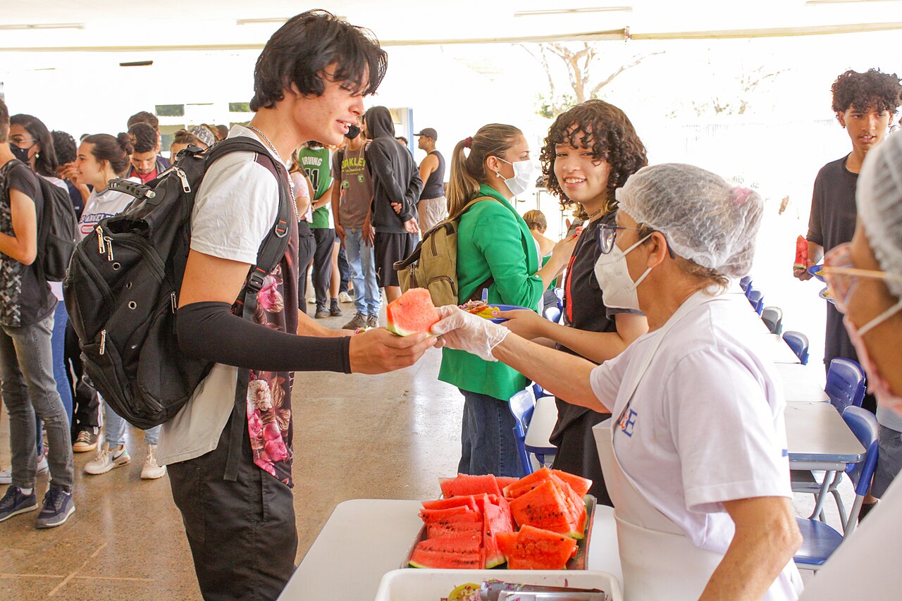 Alimentação escolar preparada com produtos da agricultura familiar em escola pública