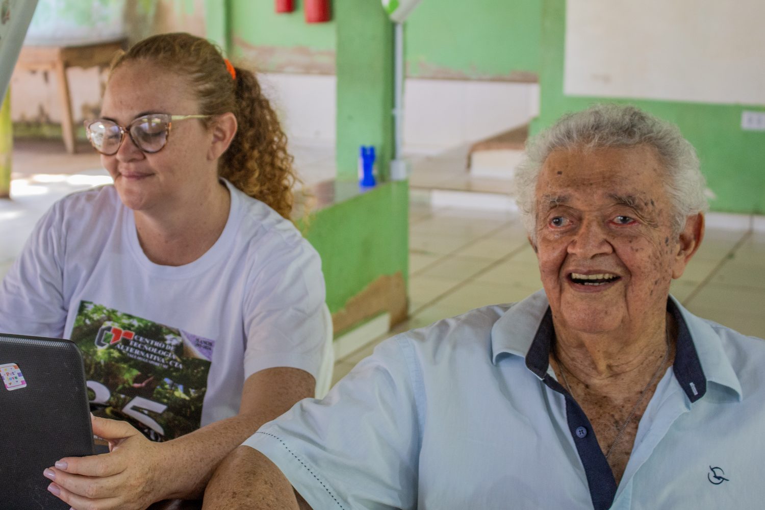 Miriã, agricultora, e seu Clério, sorrindo, durante a oficina da CONAB