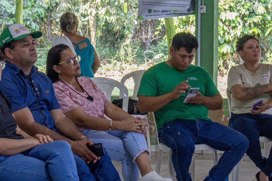 Agricultores e agricultoras de Vila Bela acompanham a oficina da CONAB na sede do CTA, com técnicos do CTA