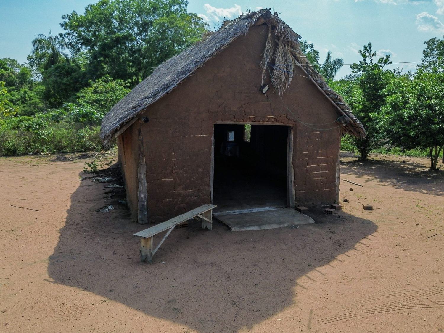 Casa tradicional de barro com cobertura de palha na Aldeia Fazendinha