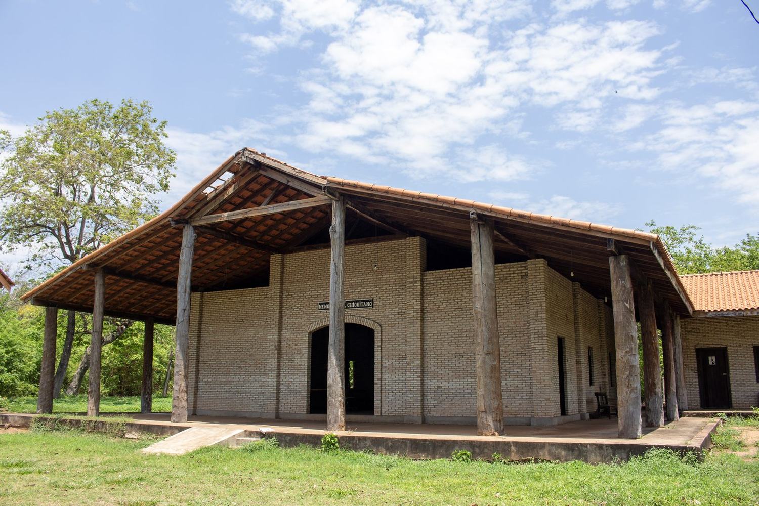 Memorial Chiquitano, prédio de tijolos com varanda de esteios de madeira, na Aldeia Fazendinha