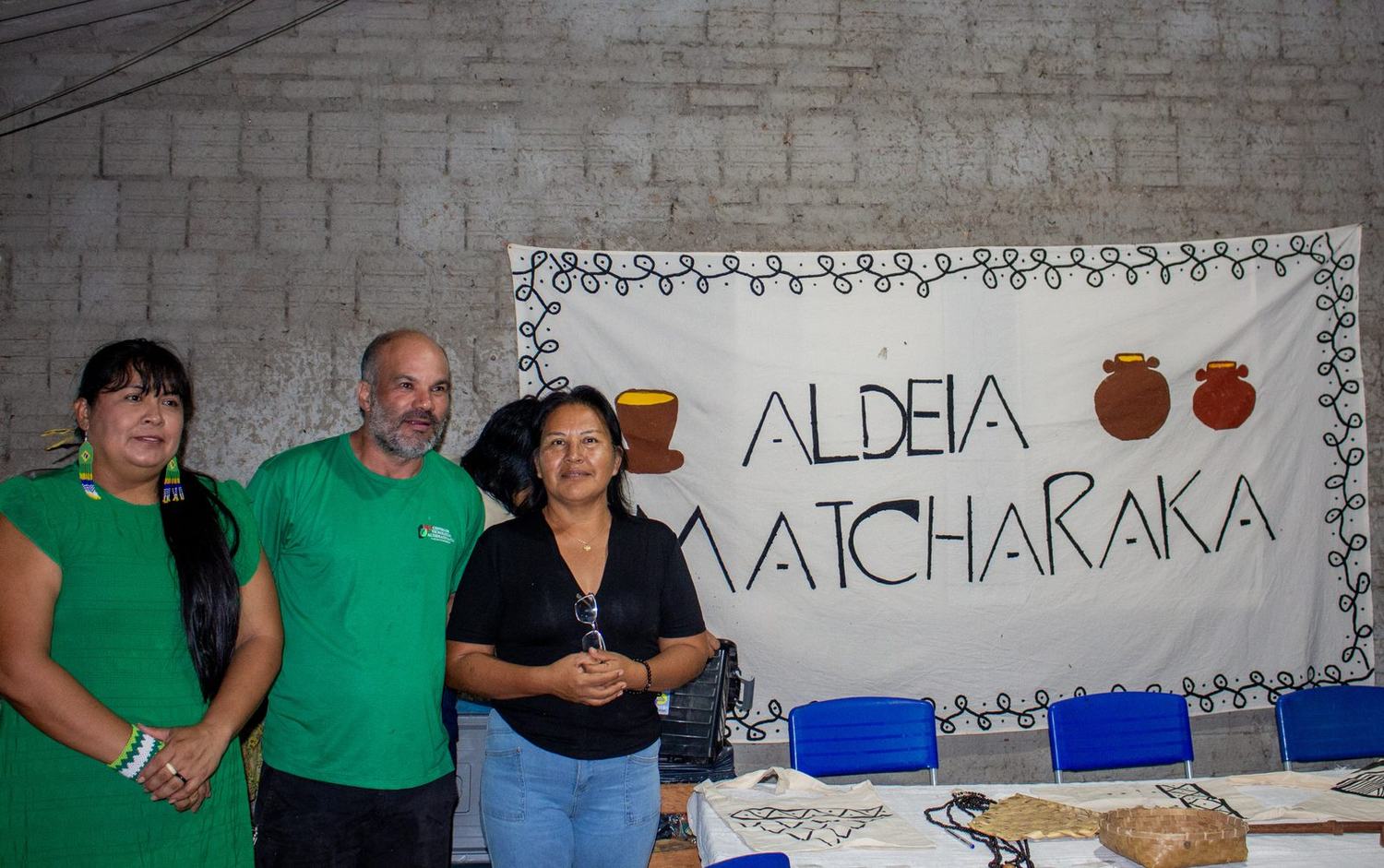 Participantes em frente à faixa Aldeia Matcharaka