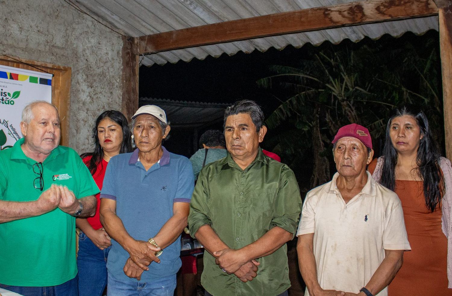 Caciques e lideranças chiquitanas reunidos durante as falas