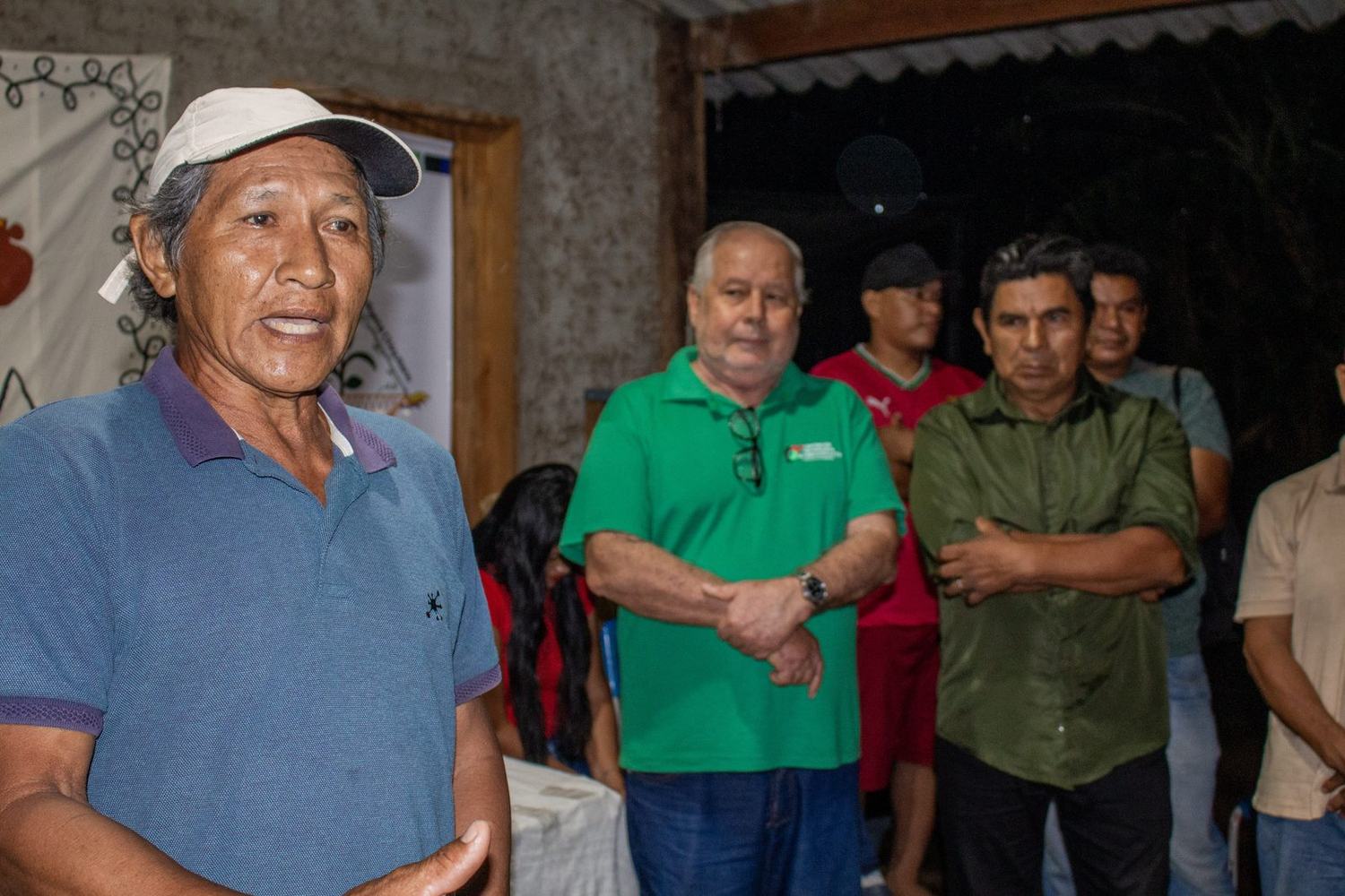 Liderança chiquitana fala aos participantes da feira