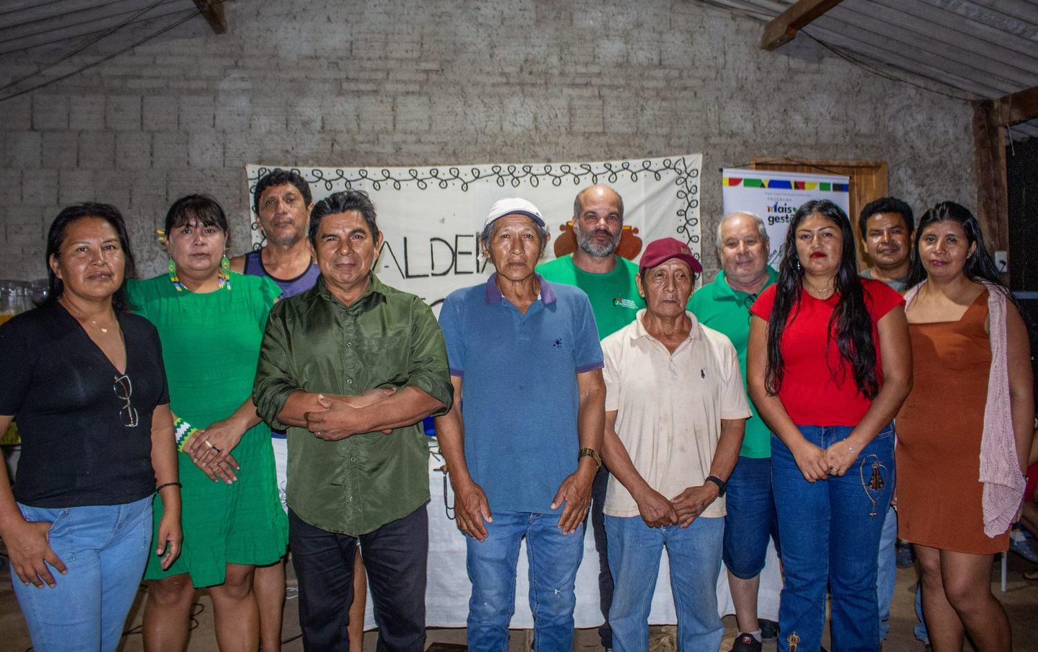 Lideranças chiquitanas, caciques e representantes das organizações reunidos em foto no salão da APIC