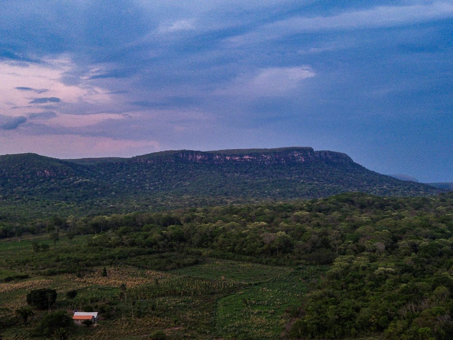 Entardecer com nuvens de chuva sobre a serra do Portal do Encantado