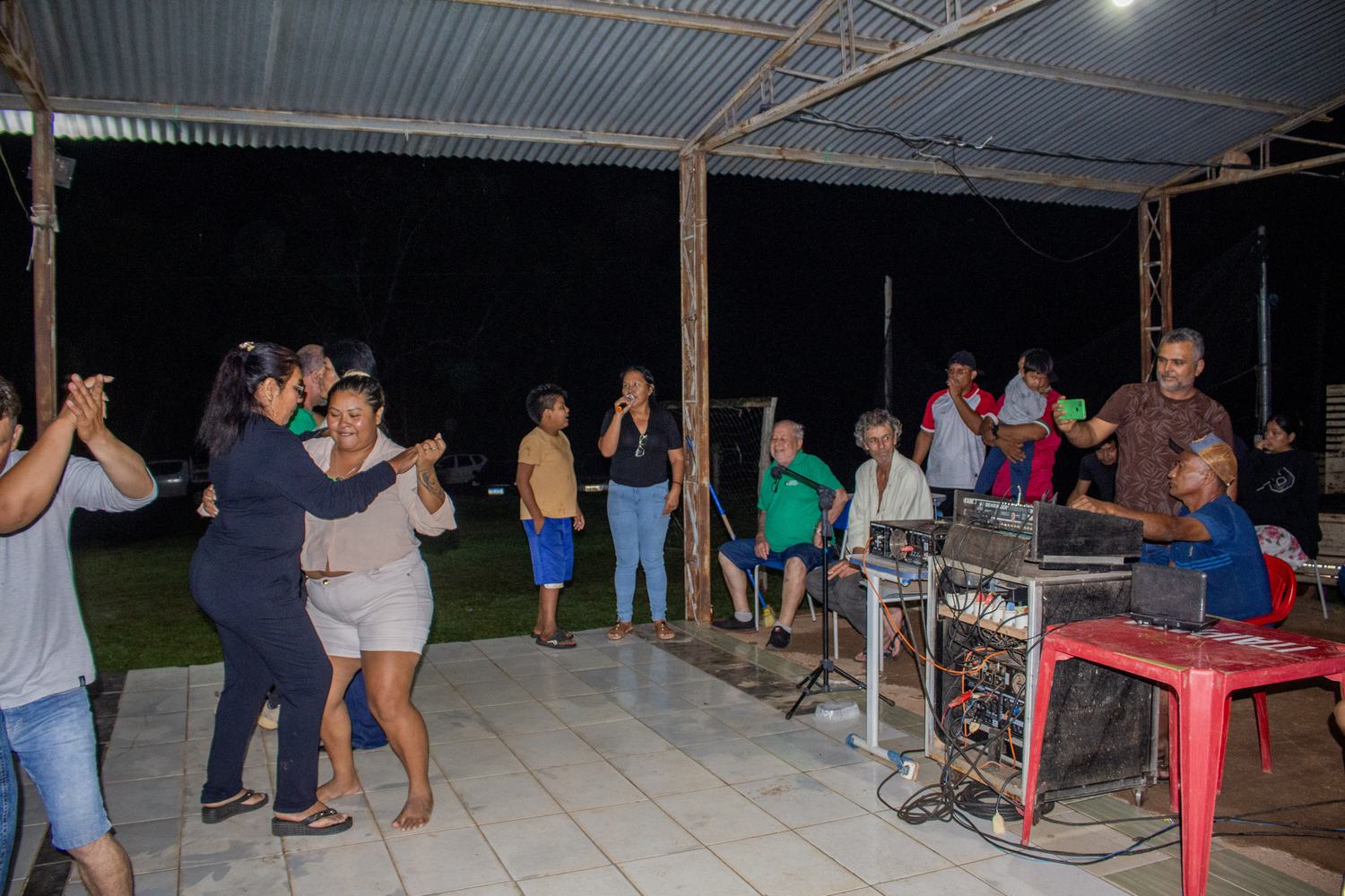 Casal dançando no salão comunitário da APIC durante a noite cultural