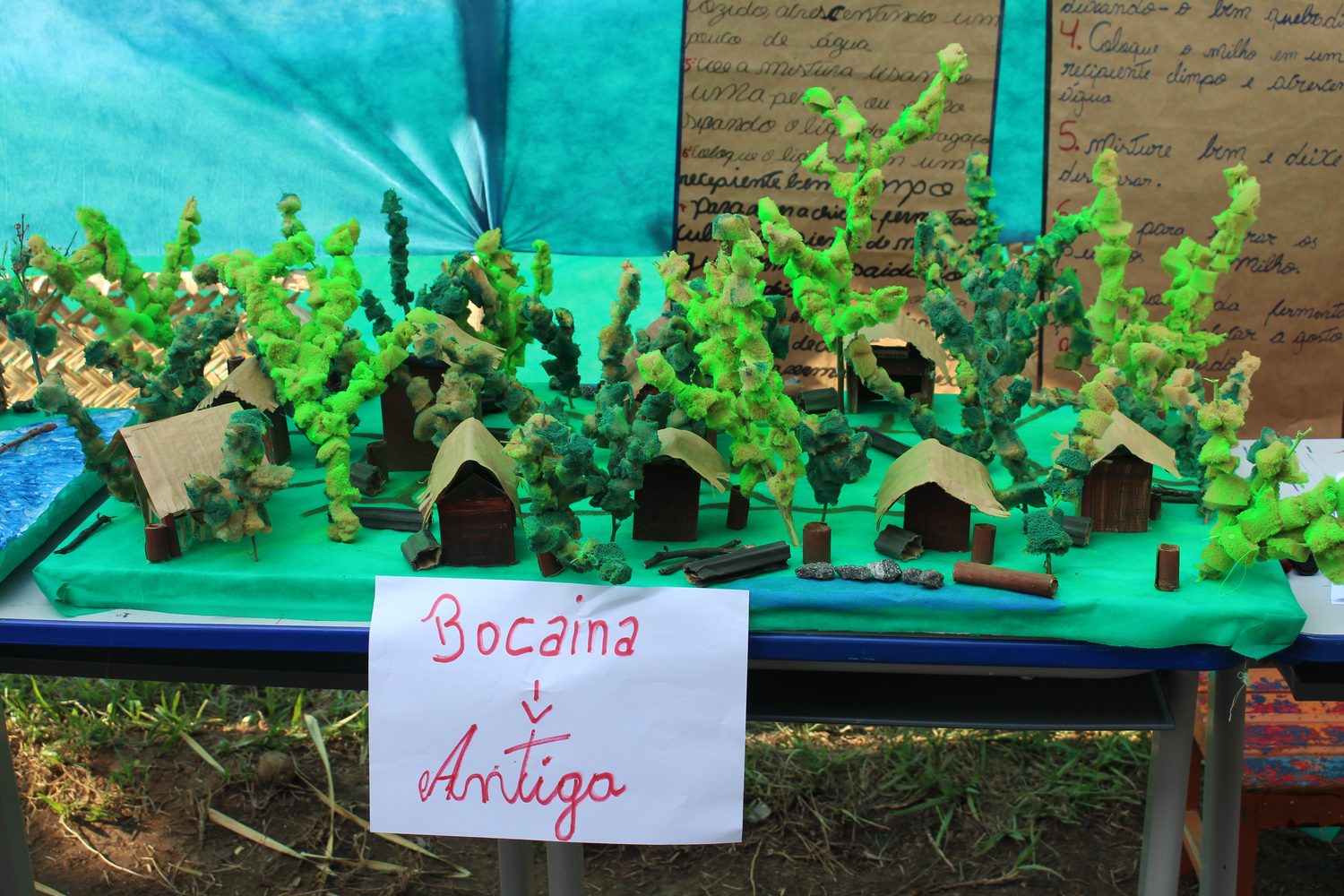 Maquete da Bocaina antiga, com casinhas de barro e árvores, e plaquinha escrita Bocaina Antiga