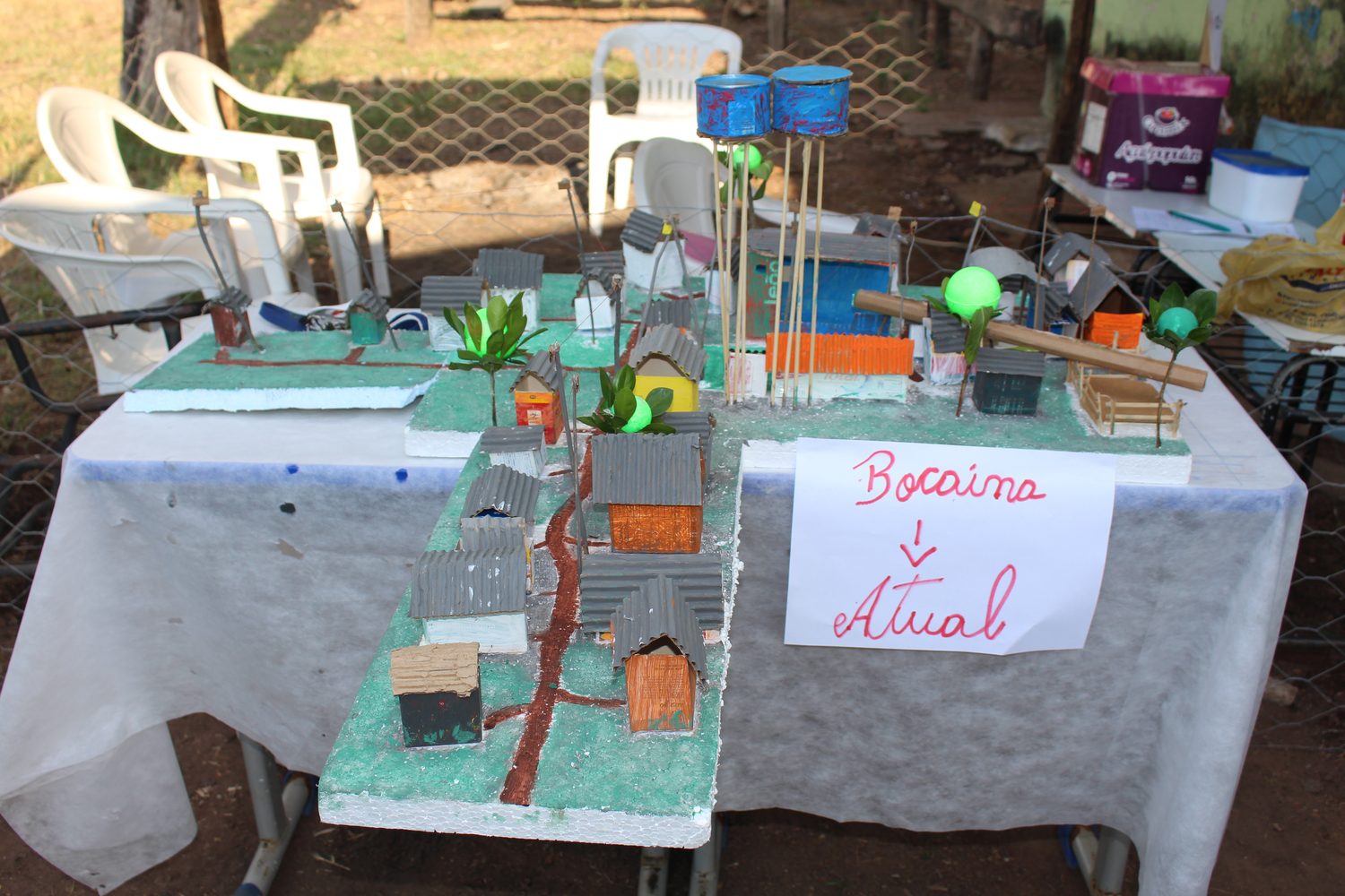 Maquete da Bocaina atual, com ruas, casas e prédios, e plaquinha escrita Bocaina Atual