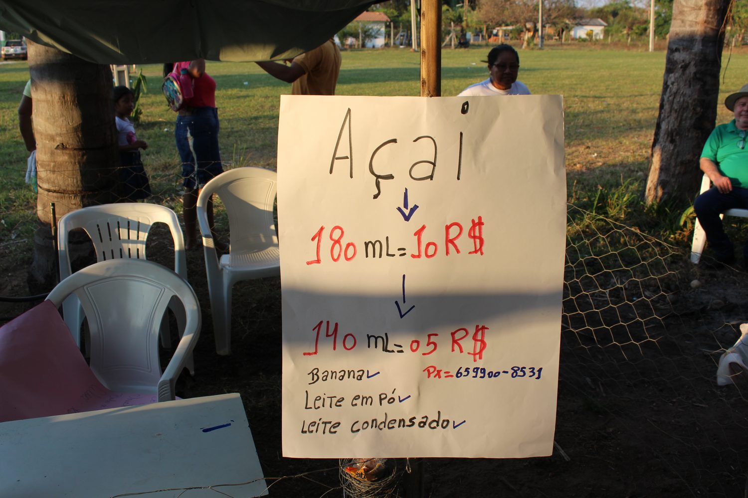 Cartaz do açaí servido com banana, leite em pó e leite condensado