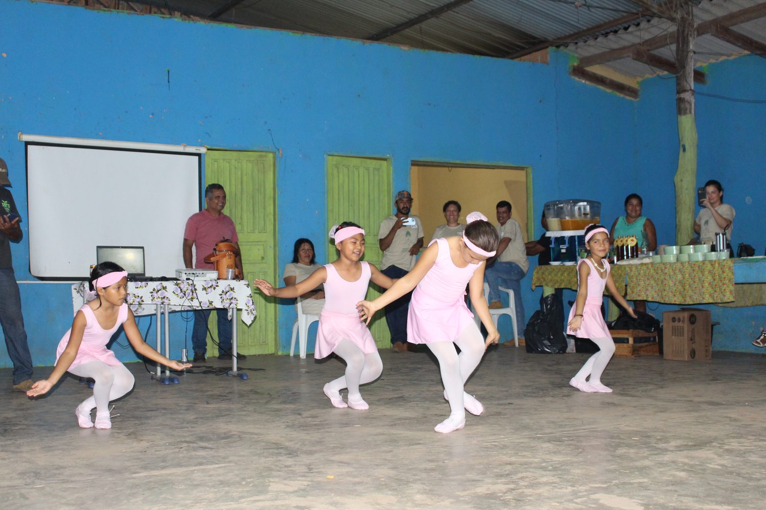 Meninas de collant rosa apresentam balé no salão do Centro Social da Bocaina