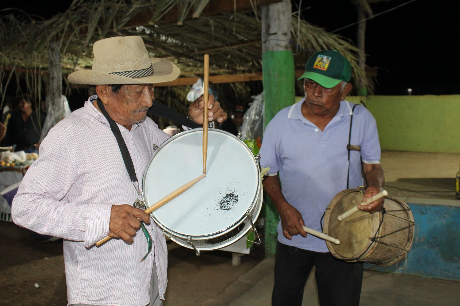 Tocadores de caixa e tambor animam a dança regional da Bocaina à noite