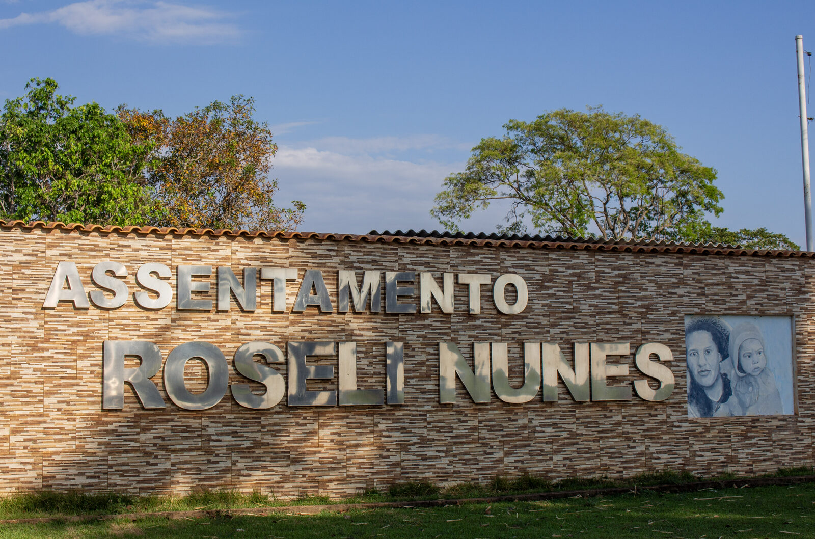 Portal de entrada do Assentamento Roseli Nunes, em Mirassol d'Oeste, Mato Grosso