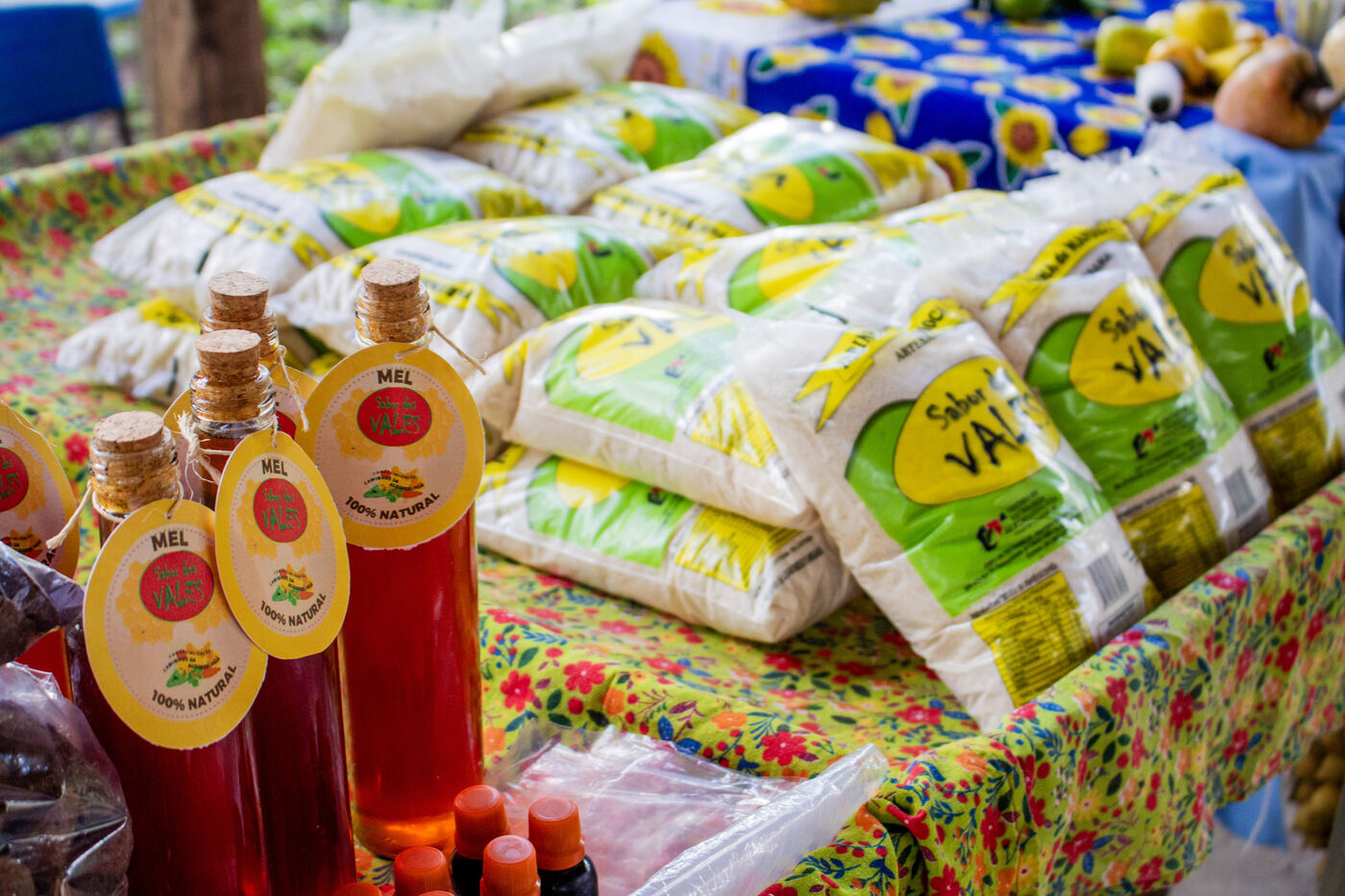 Potes de mel e pacotes de farinha da marca Sabor dos Vales na banca