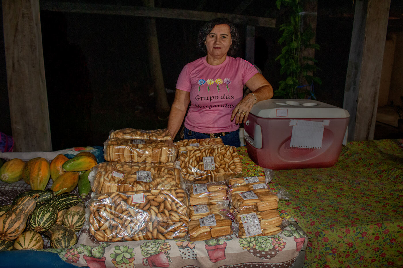 Mesa com pães, bolos e biscoitos caseiros do grupo de mulheres do assentamento