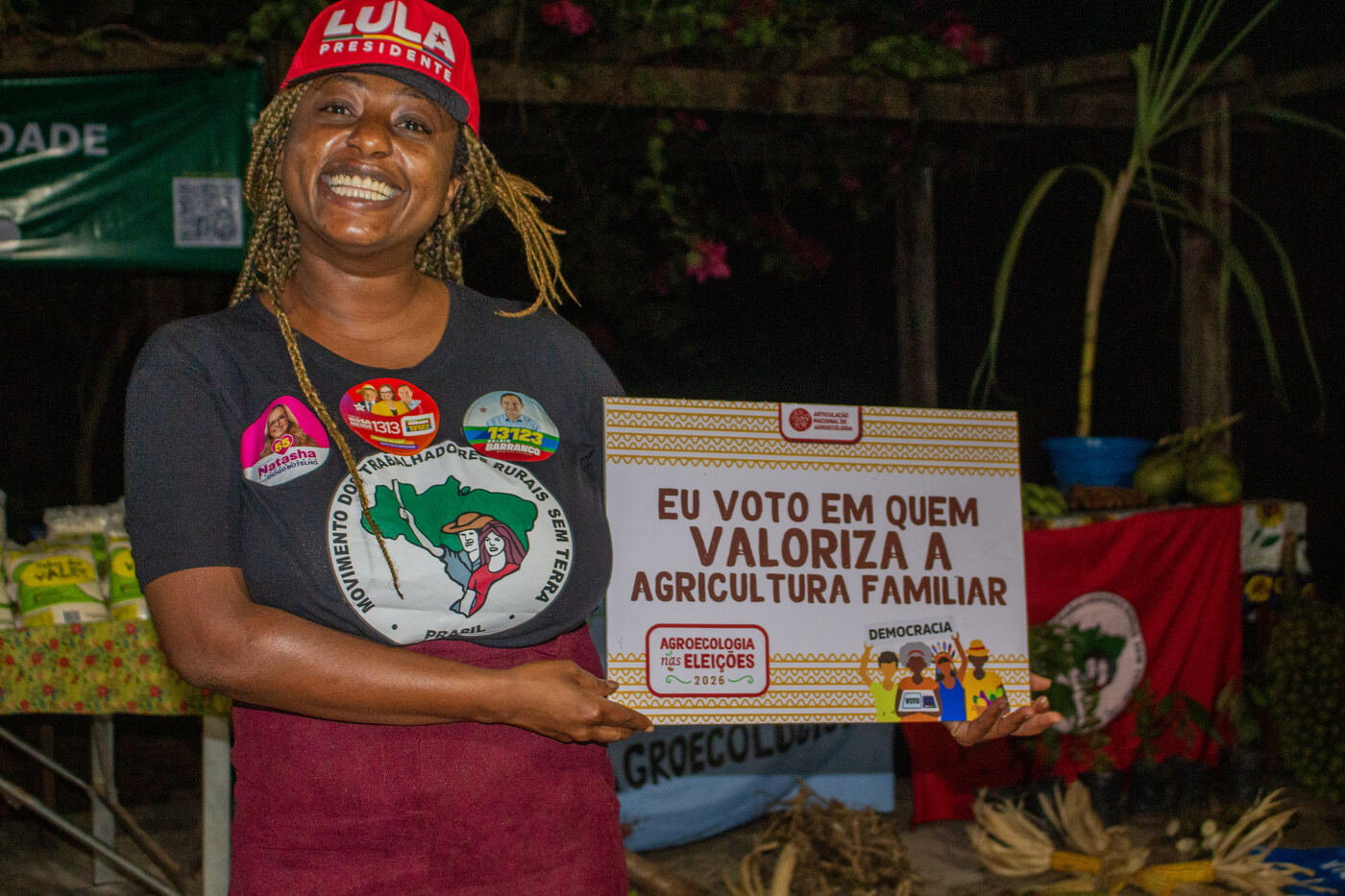 Agricultora com placa da campanha Agroecologia nas Eleições em defesa da agricultura familiar