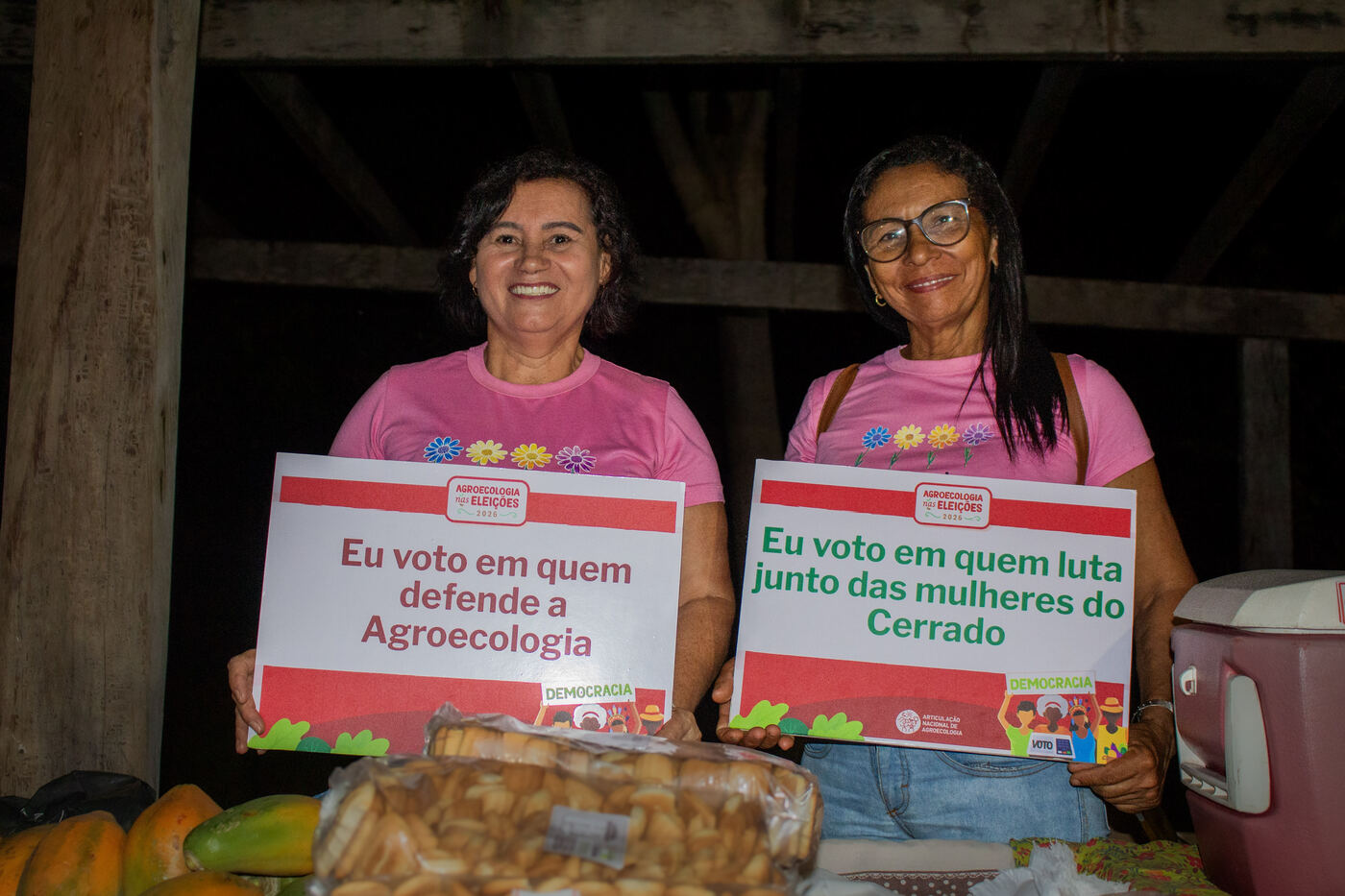 Duas agricultoras do grupo de mulheres com placas em defesa da agroecologia e das mulheres do Cerrado