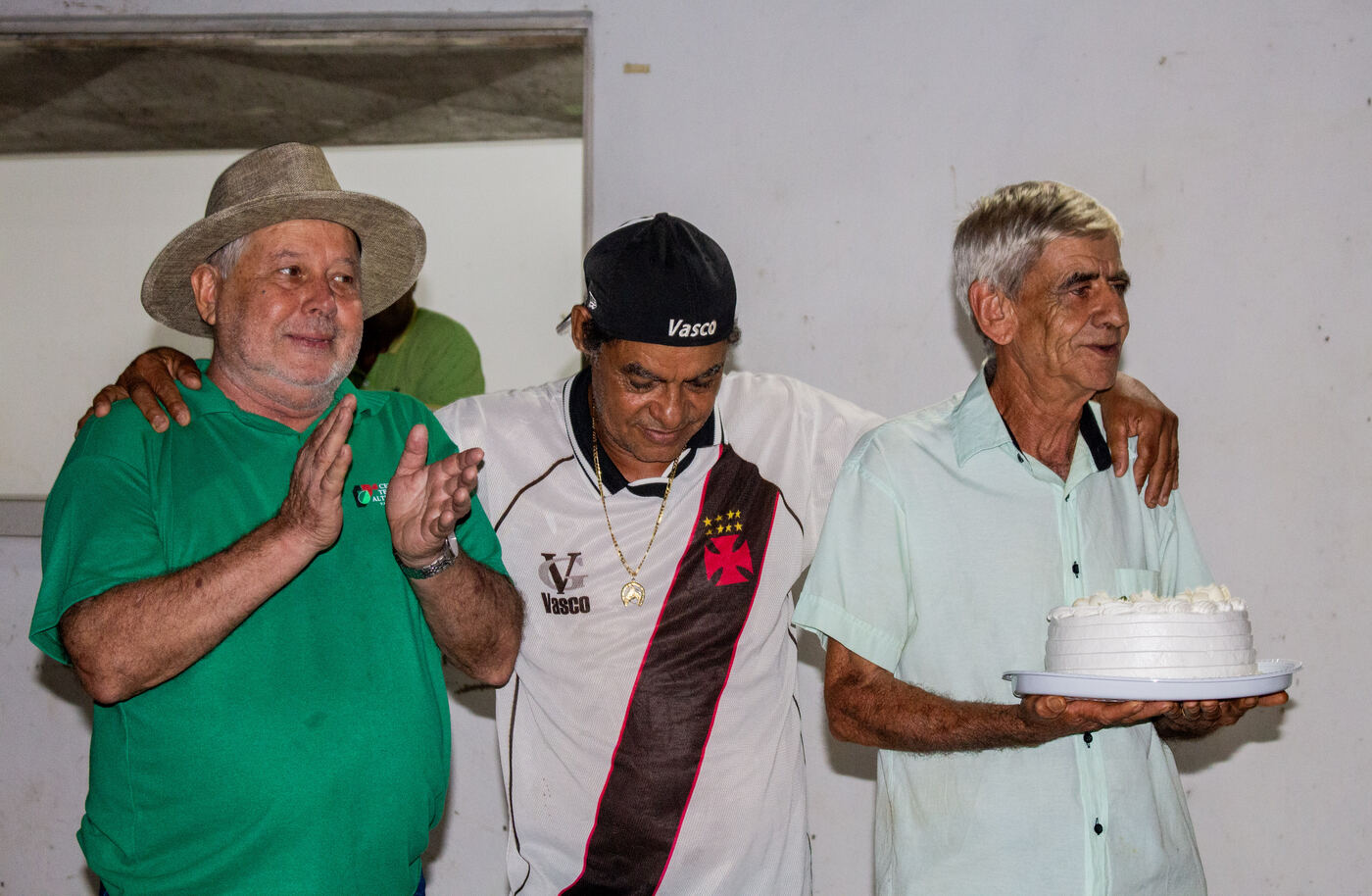 Agricultores confraternizando no encerramento da feira
