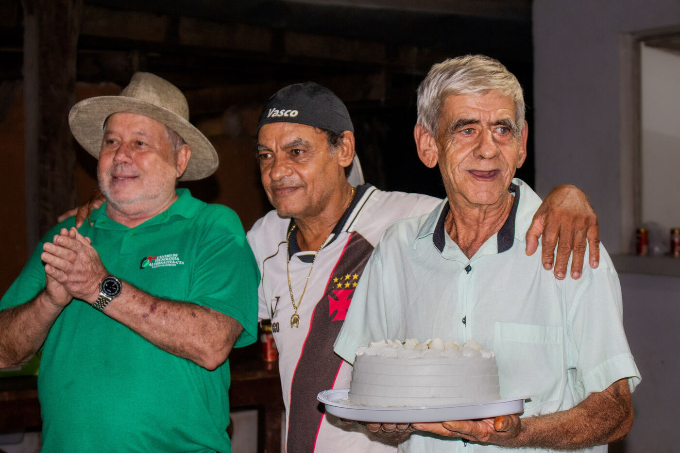 Bolo servido na confraternização de encerramento da feira
