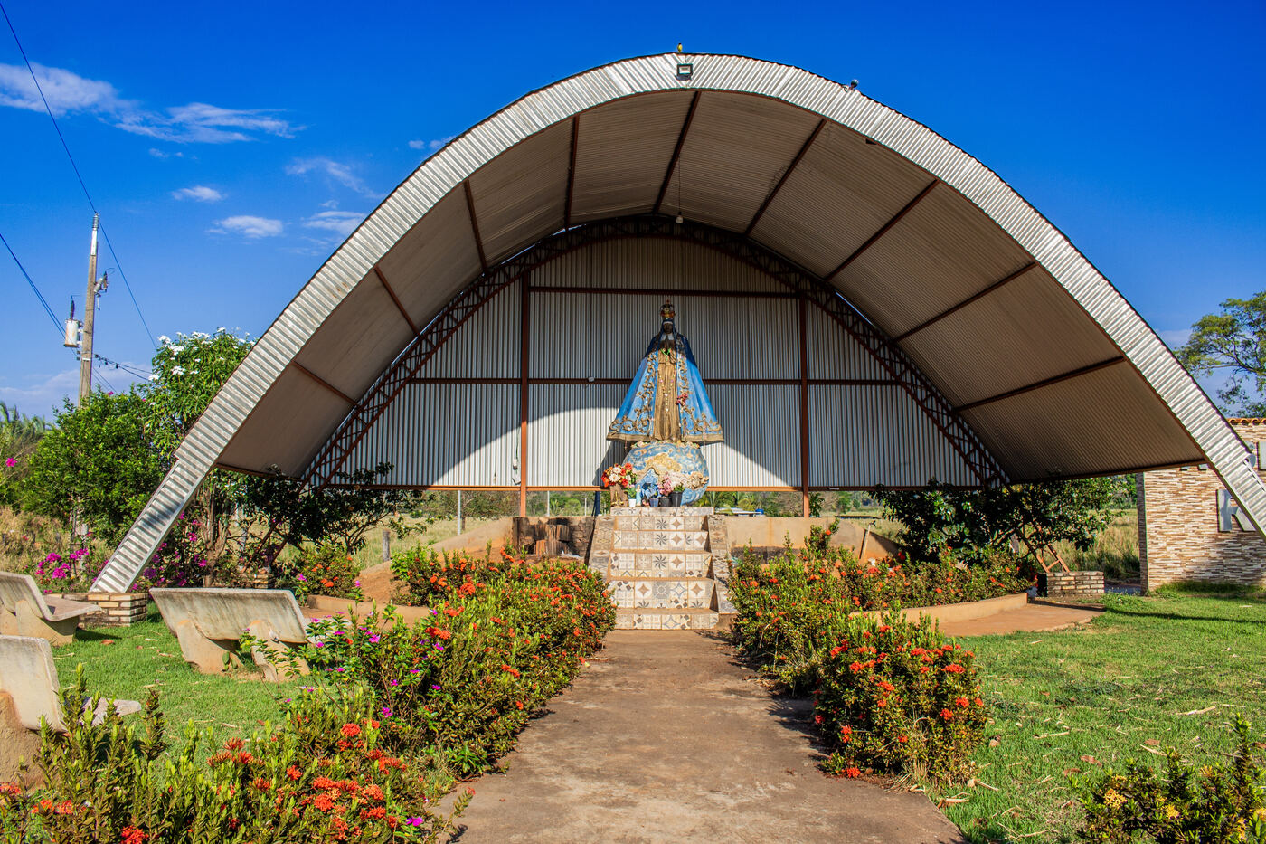 Igreja do Assentamento Roseli Nunes em dia de céu aberto