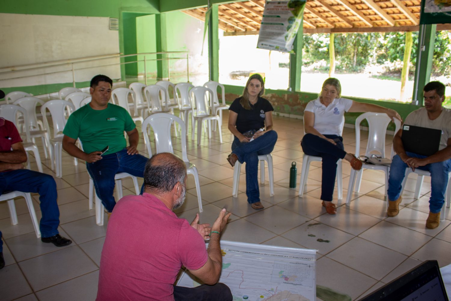 Participantes conversando em roda no salão da sede do CTA durante a oficina do Balaio