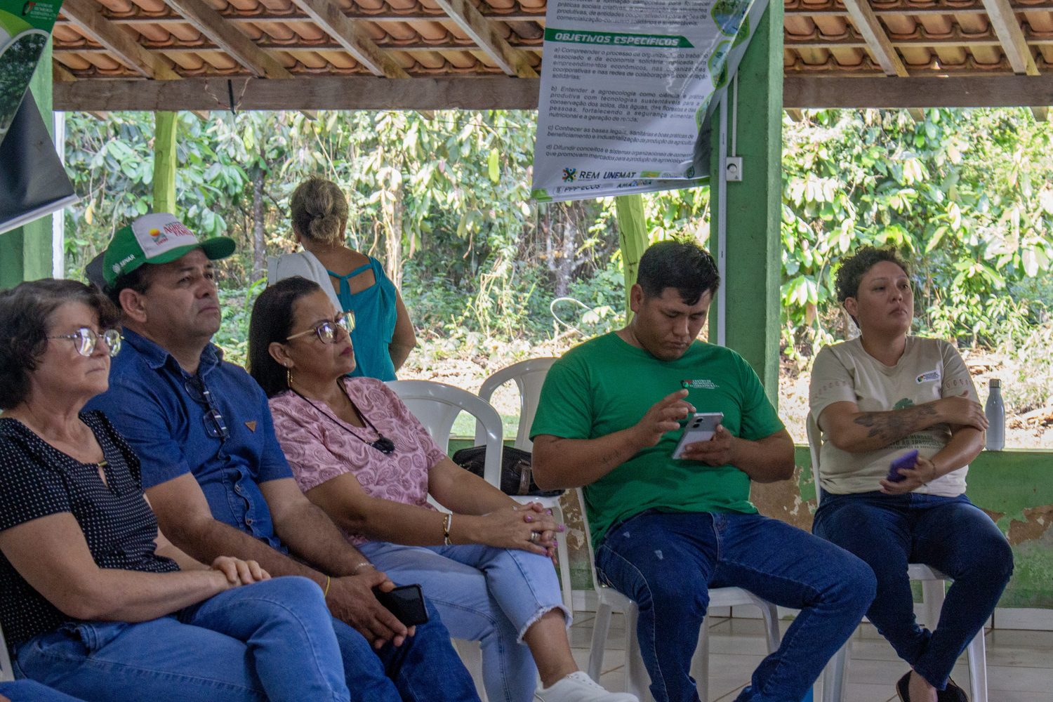 Dona Lourdes, Sidimar Otaviano e Lúcia, da região de Vila Bela, com Guinael e Creunice, técnicos do CTA, na oficina da CONAB