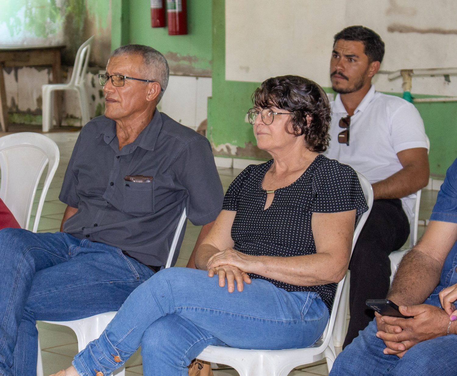 Seu Manoel Prado e dona Lourdes sentados entre os participantes da oficina