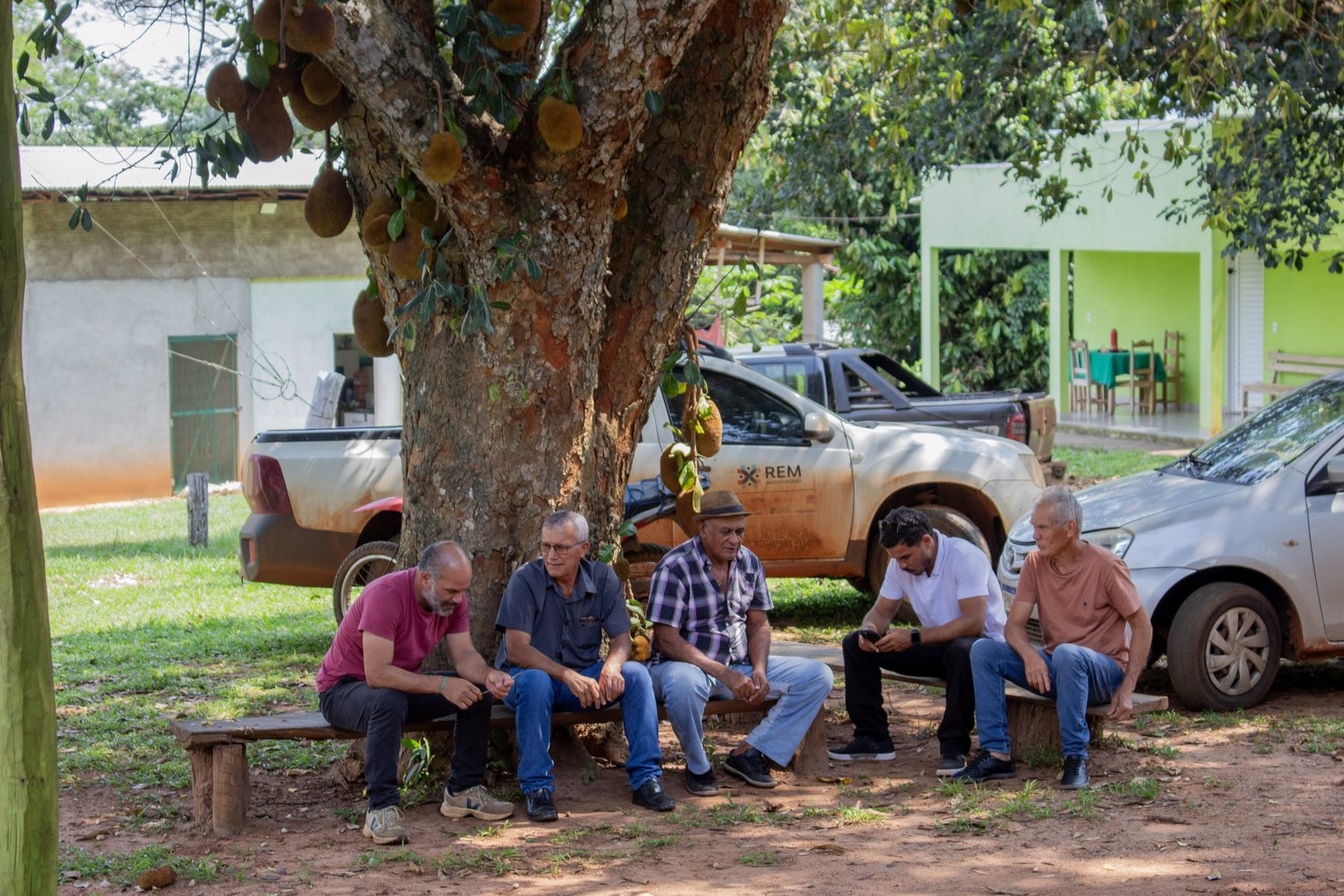 Agricultores conversando à sombra de uma jaqueira na sede do CTA