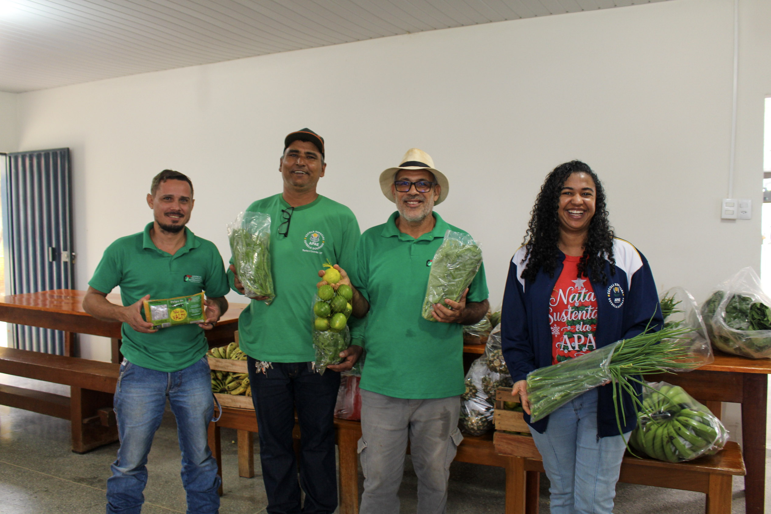 Agricultores familiares exibindo os produtos do PAA — alfaces, mexericas e hortaliças
