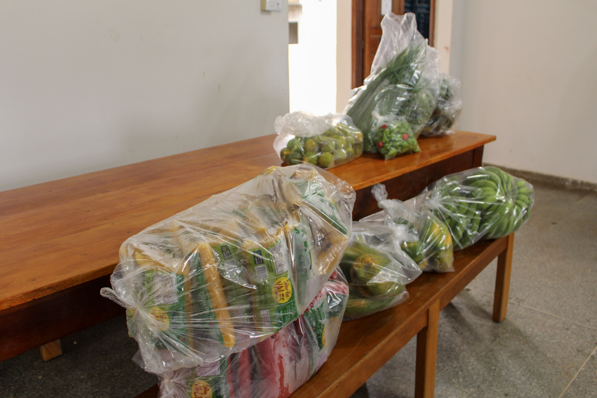 Funcionárias da APAE e técnico do CTA registrando a entrega semanal de alimentos