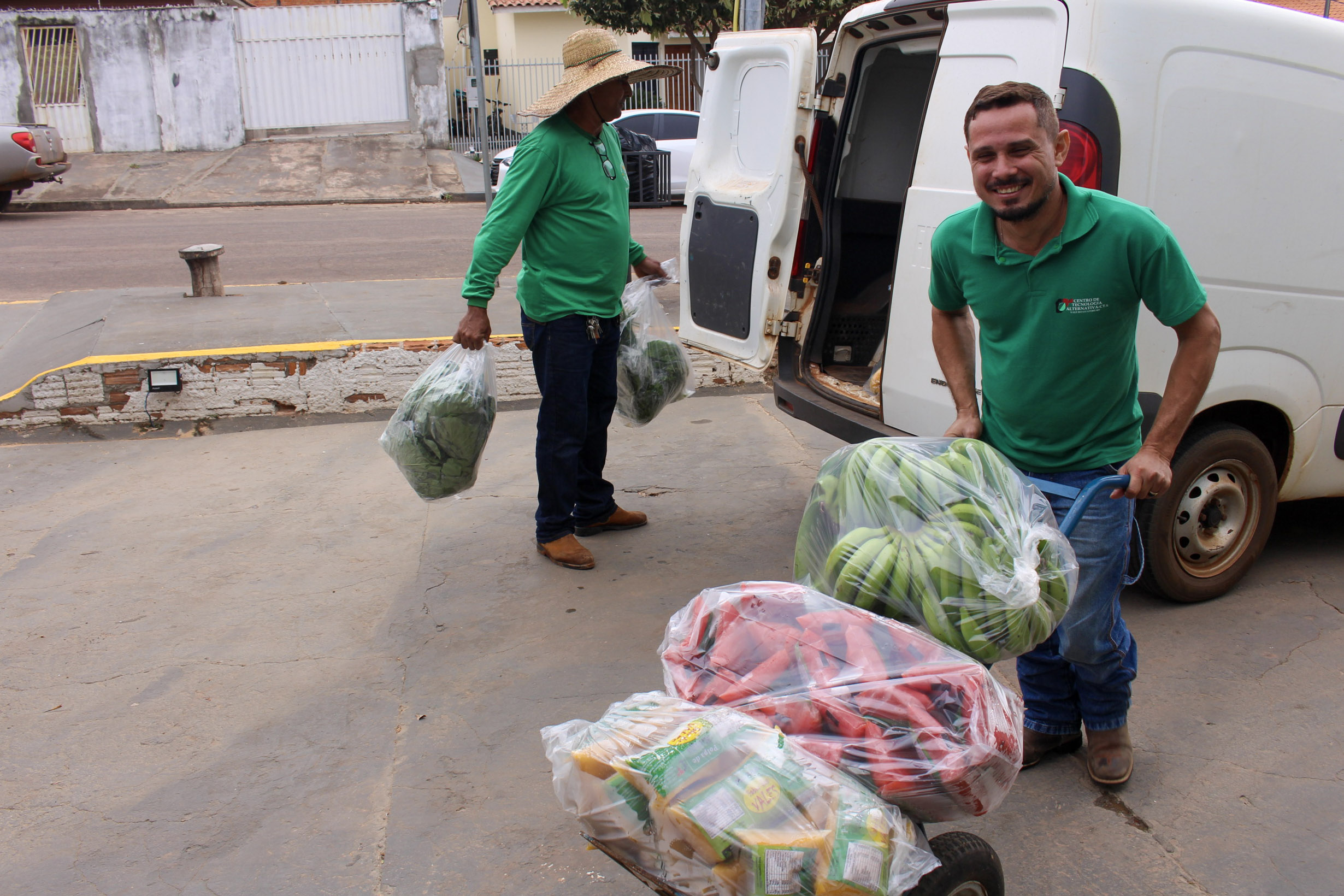Van do CTA e agricultores durante entrega dos alimentos na rua — Pontes e Lacerda (MT)