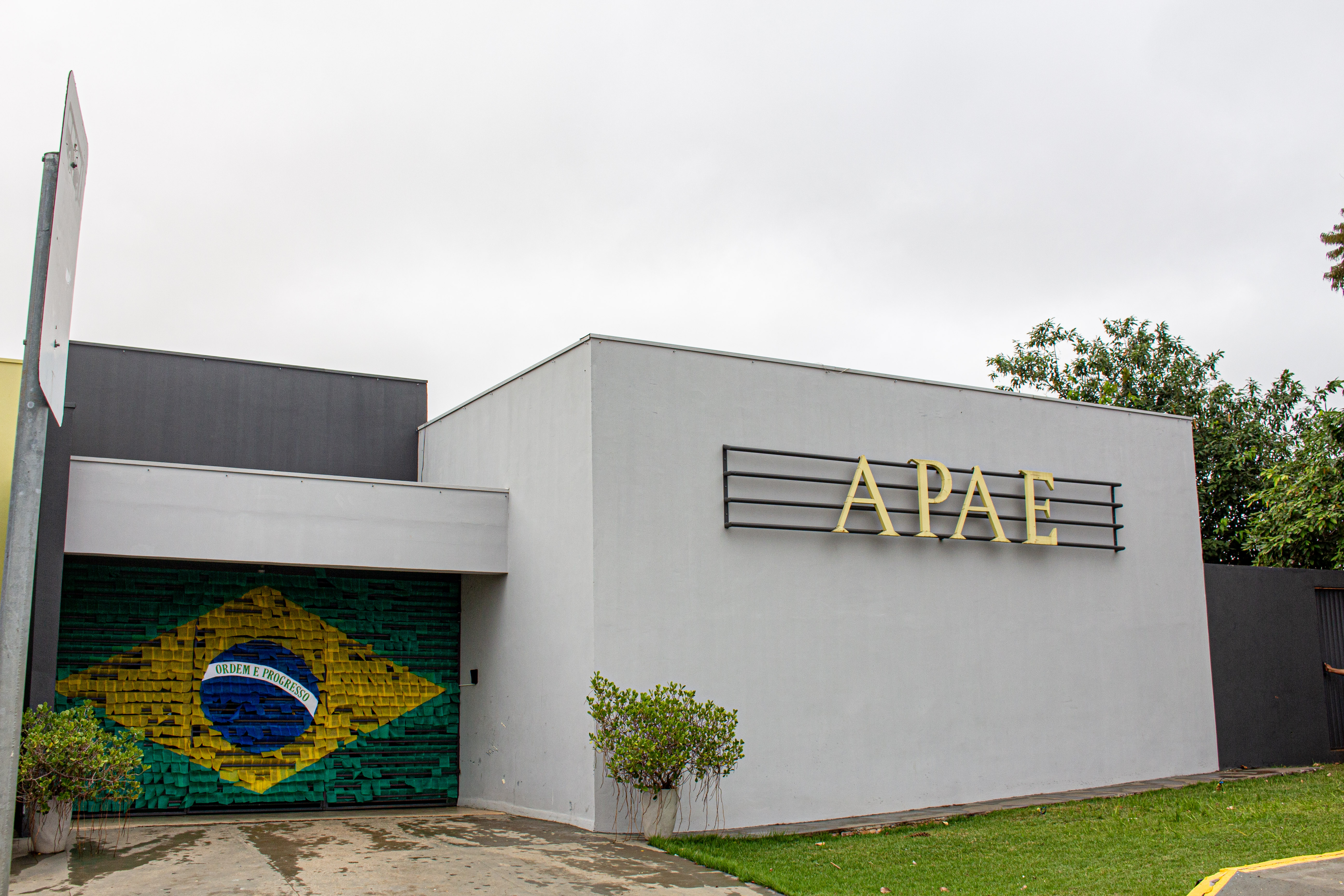 Fachada da APAE Escola Especial Estrela Dourada de Pontes e Lacerda (MT)