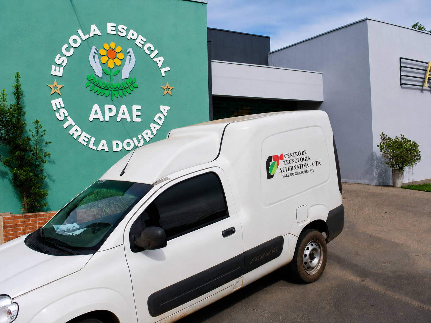 Van do CTA na entrada da APAE durante a entrega semanal dos alimentos do PAA