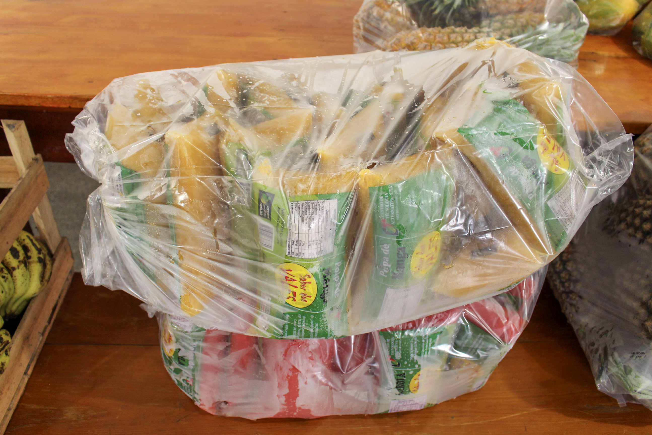 Alimentos embalados para entrega pelo PAA — verduras e legumes em sacolas