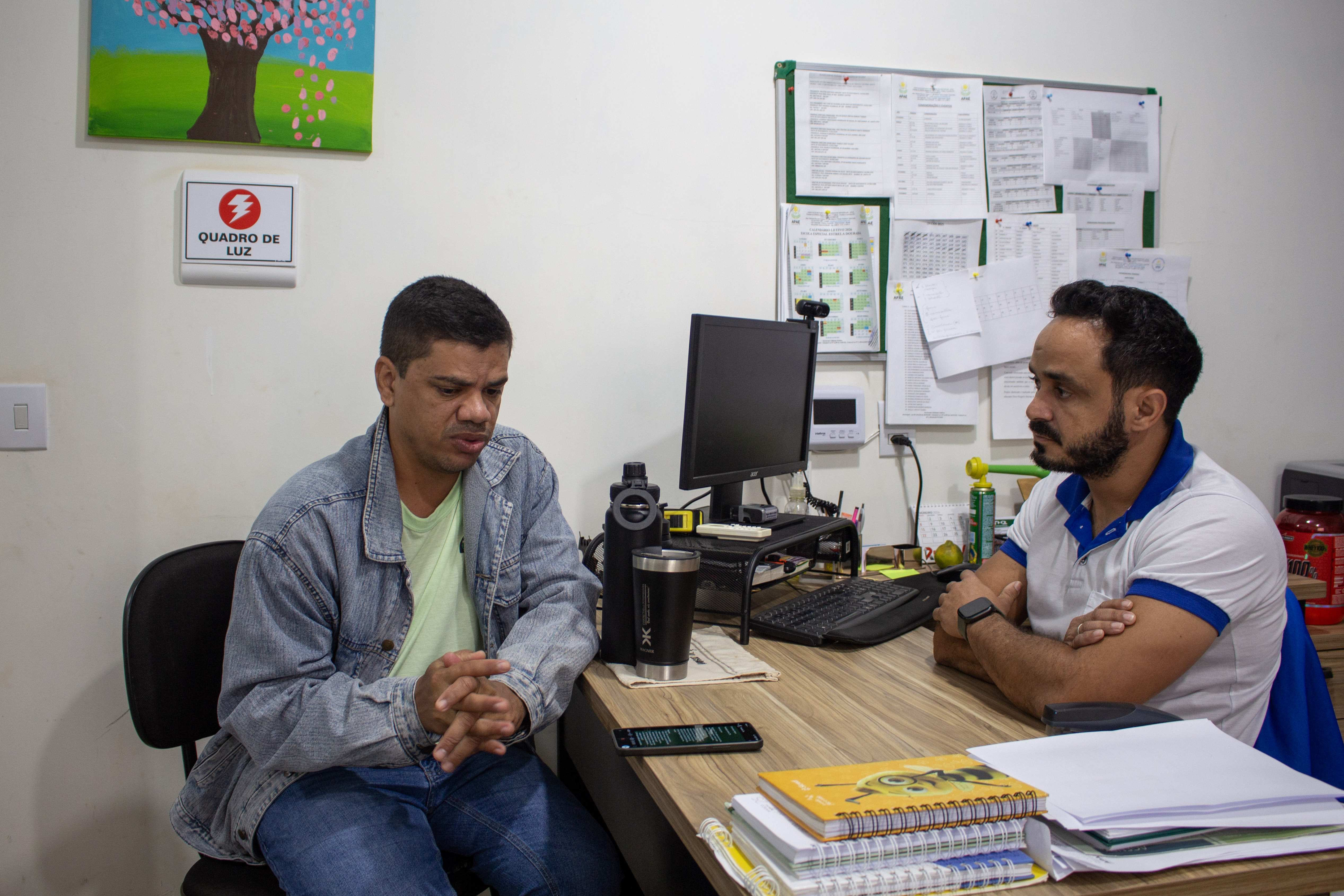 Ronaldo Adriano Faria (CTA), à esquerda, e Wagner, diretor da APAE, à direita — entrevista sobre o projeto PAA