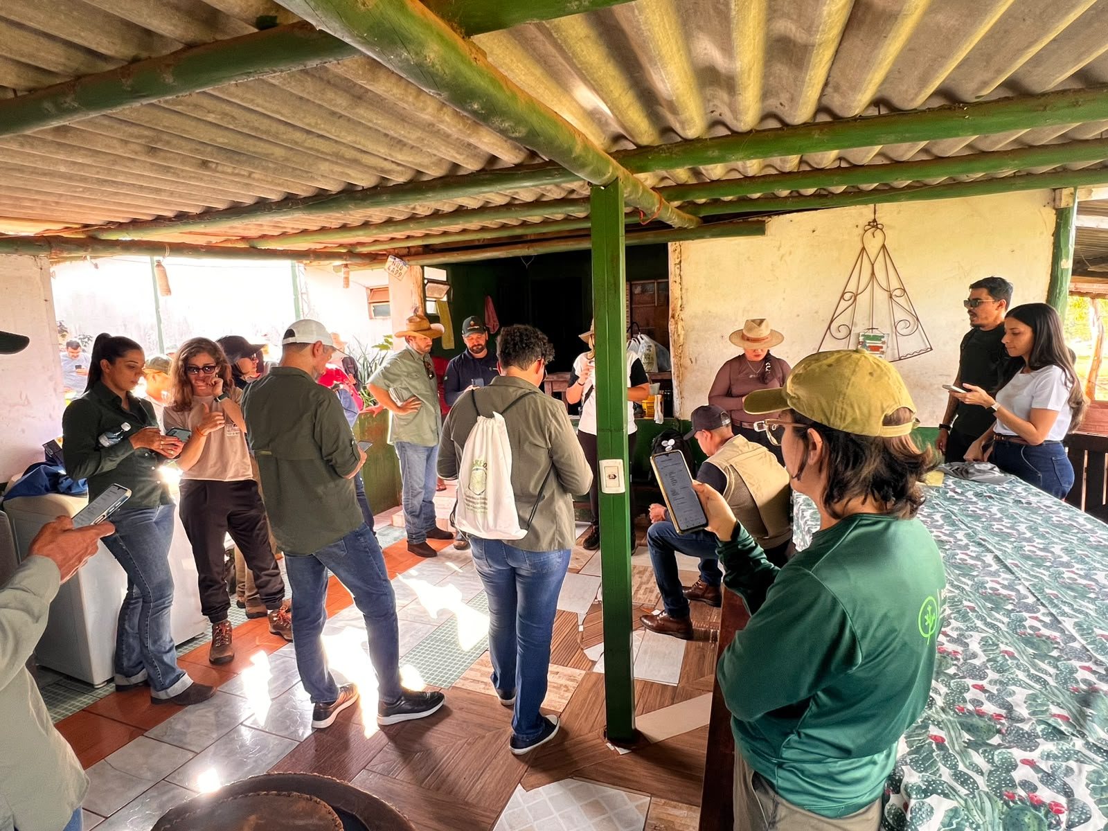 Equipes dos parceiros usando o celular durante o treinamento do aplicativo RestauraPanda