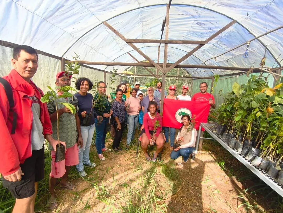 Famílias assentadas reunidas no viveiro de mudas