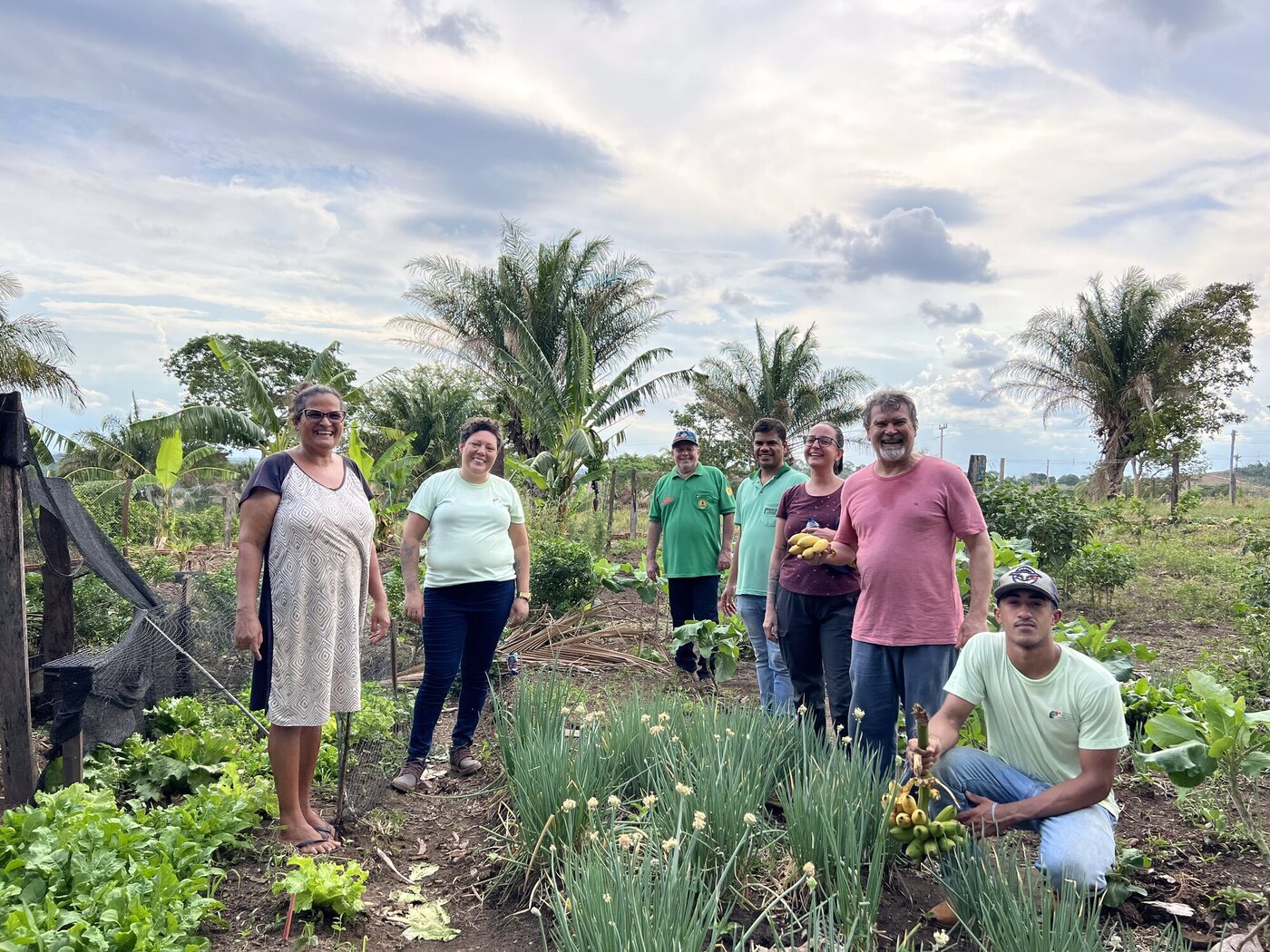 Família agricultora e técnicos do CTA em quintal produtivo