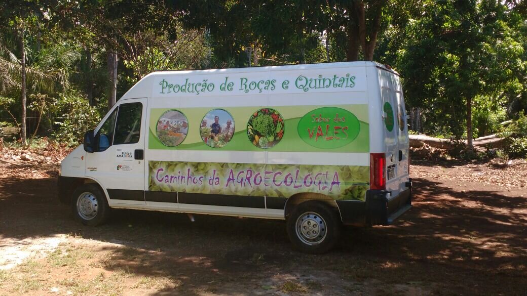 Veículo da Rota Caminhos da Agroecologia levando alimentos do campo à cidade