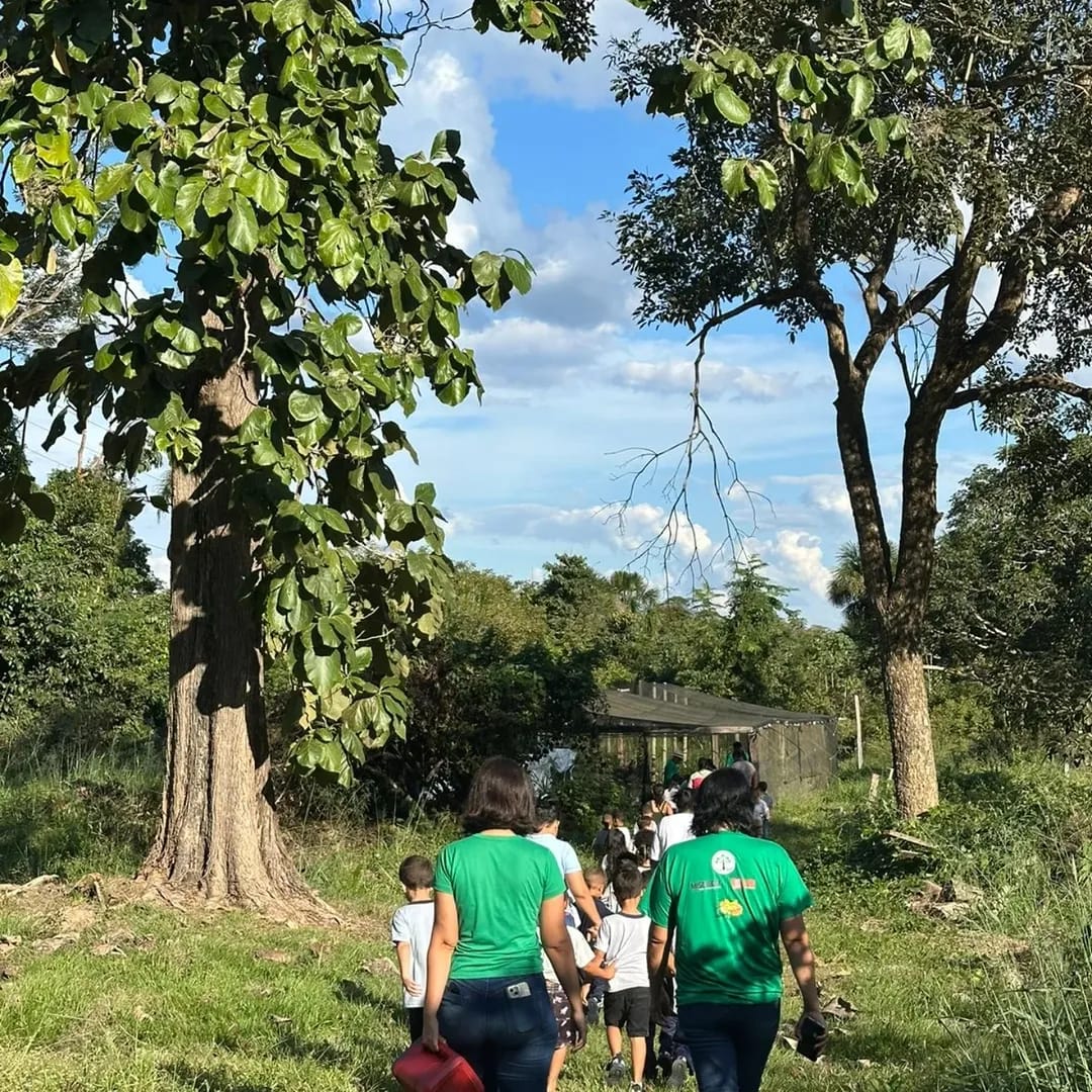 Professoras e alunos caminhando pelos jardins e área verde do Centro de Formação Mitio Kaku durante a visita ao CTA