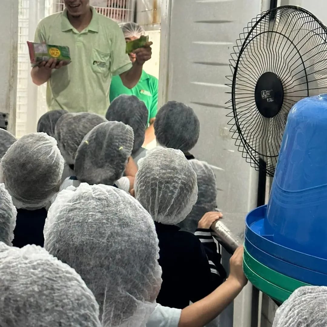 Crianças com toucas higienizadas conhecendo os produtos processados na agroindústria do CTA